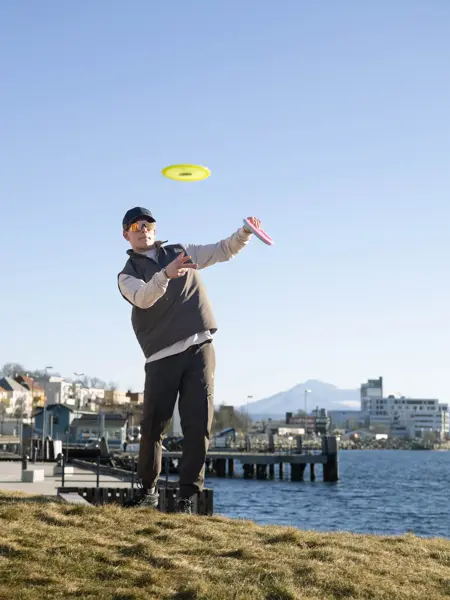 En som spiller frisbee