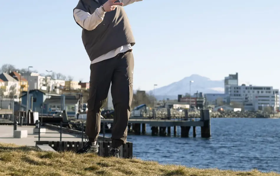 En som spiller frisbee