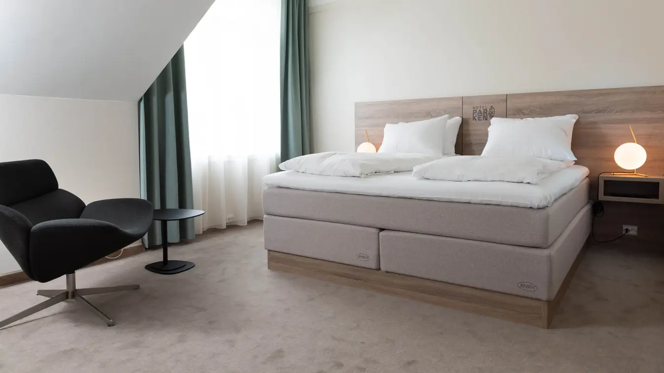 Bilde av dobbeltsengen i Suiten