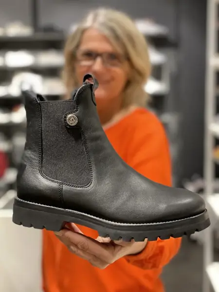 ansatt hos rosetti eurosko viser frem sorte boots