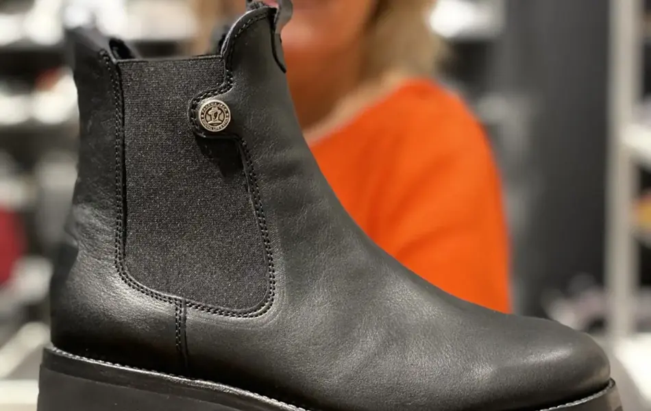 ansatt hos rosetti eurosko viser frem sorte boots