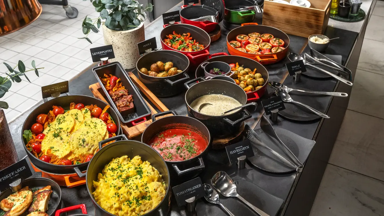 Frokostbuffet med diverse varmmat