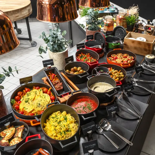 Frokostbuffet med diverse varmmat