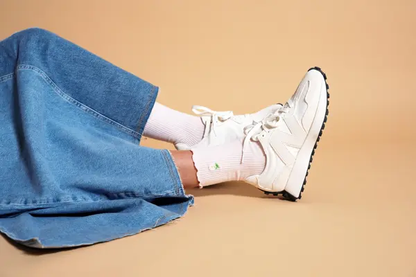 hvite og lyserosa retro sneakers