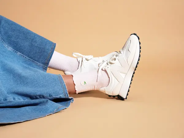 hvite og lyserosa retro sneakers
