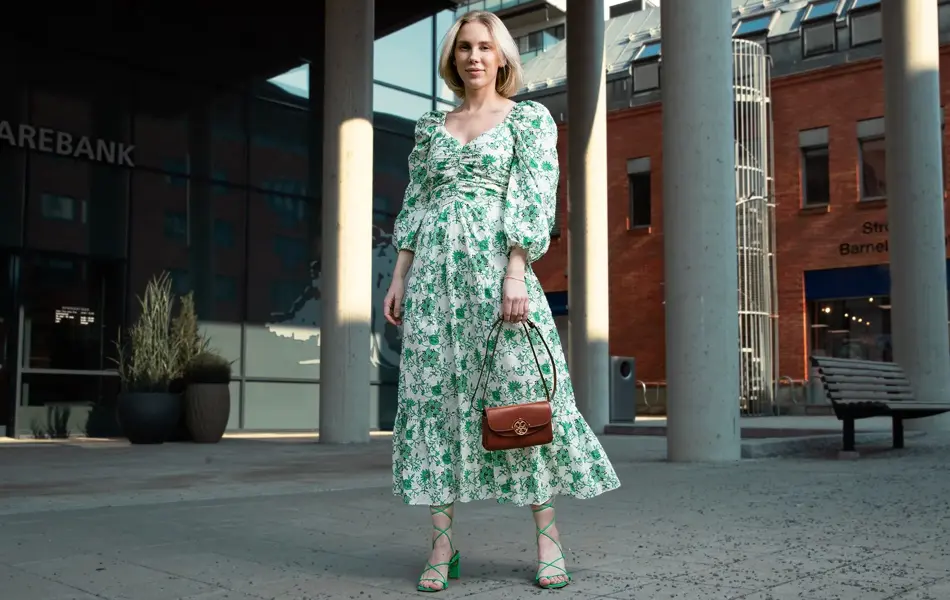 dame i sommerkjole