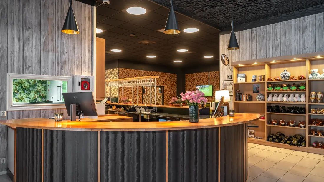 Rund resepsjonsdisk i lobbyområde