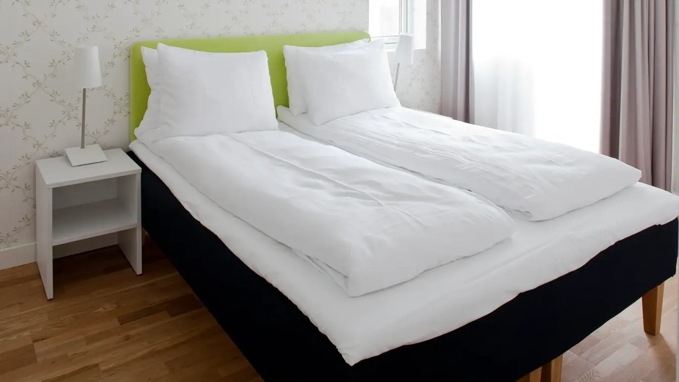 Dobbeltseng på ettroms-leilighet på Thon Hotel Sandven i Nordheimsund