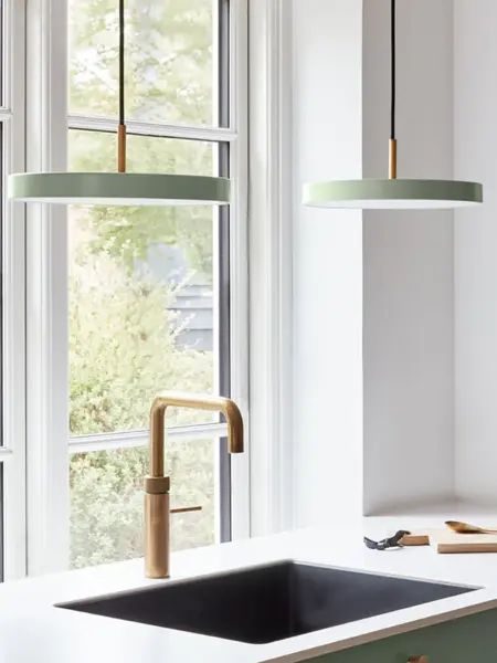 Kjøkkenbenk med servant og taklamper over