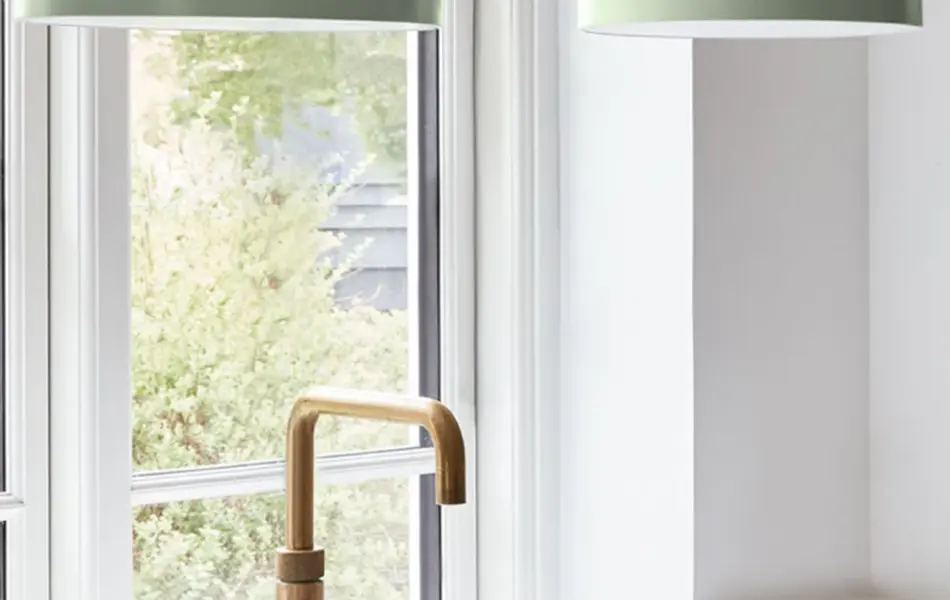 Kjøkkenbenk med servant og taklamper over