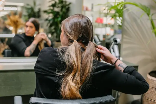 Dame med hår stylet og spenner i håret