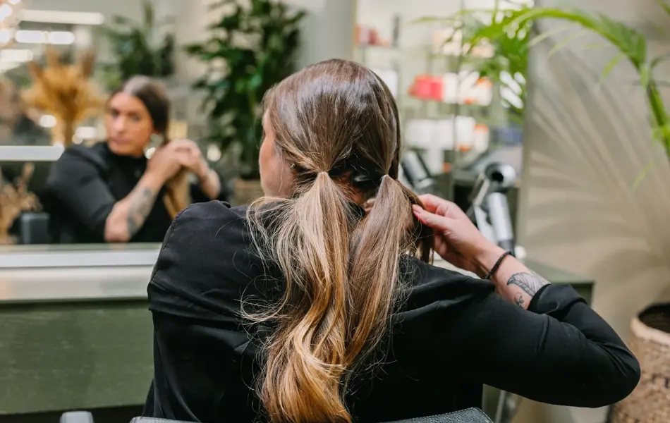 Dame med hår stylet og spenner i håret