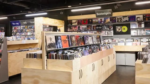 hyller med plater og cder hos playcom åsane