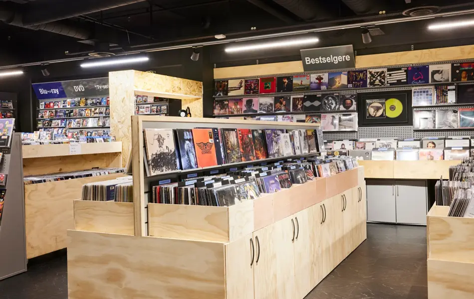 hyller med plater og cder hos playcom åsane