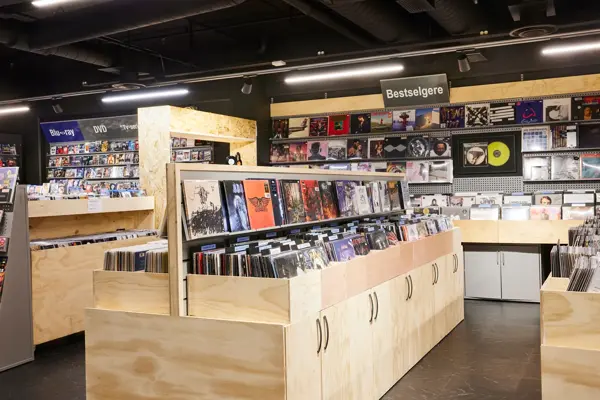 hyller med plater og cder hos playcom åsane