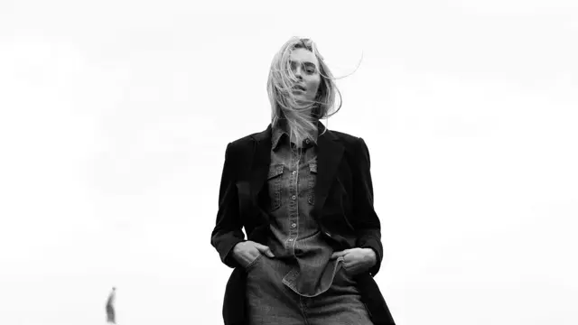 Ung jente poserer foran kamera