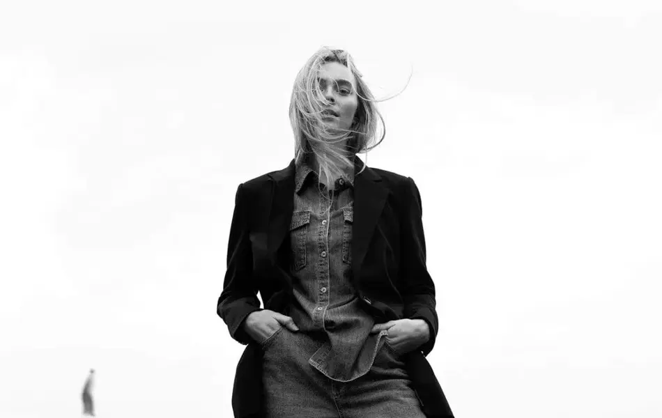 Ung jente poserer foran kamera