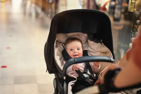 Baby i en trillevogn