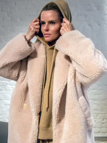 Modell som poserer i hvit teddyjakke