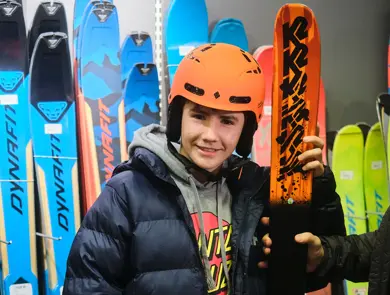 gutt handler slalomutstyr på sportsbutikk