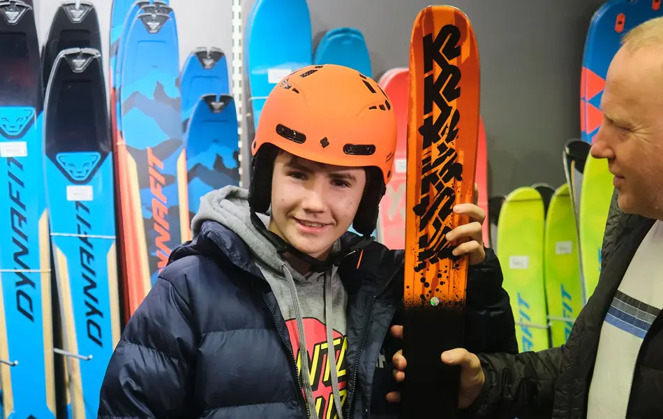 gutt handler slalomutstyr på sportsbutikk