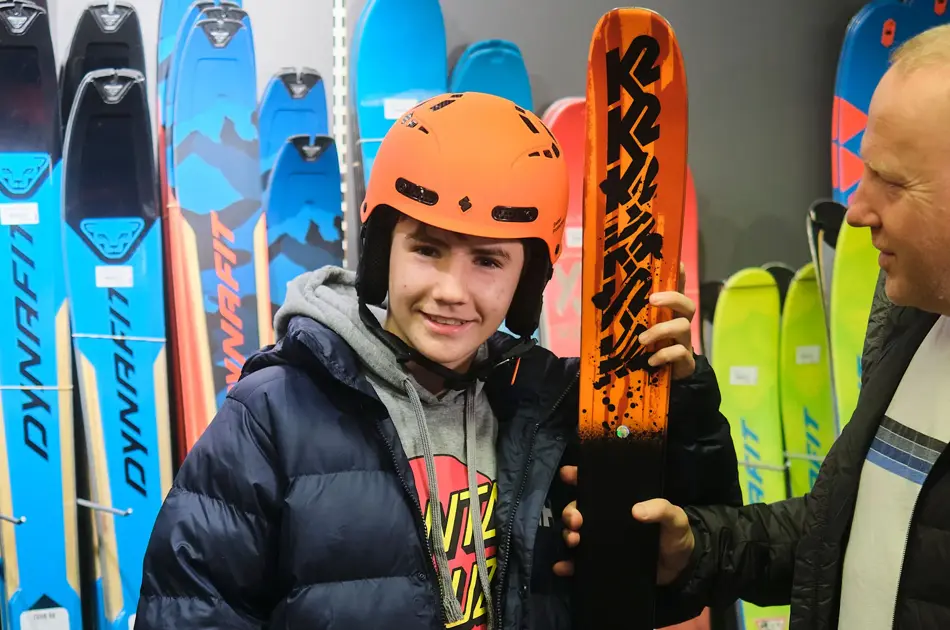 gutt handler slalomutstyr på sportsbutikk