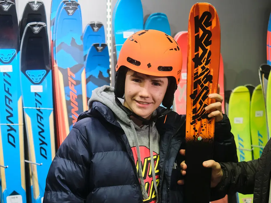 gutt handler slalomutstyr på sportsbutikk