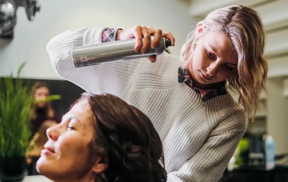 dame er hos frisøren og får style håret sitt