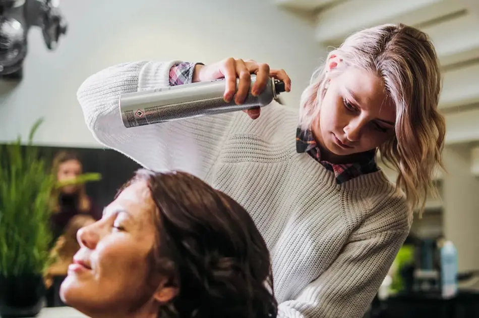 dame er hos frisøren og får style håret sitt