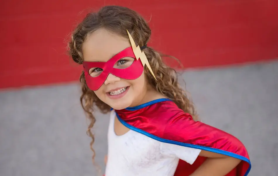 Barn kledd ut som superhelt