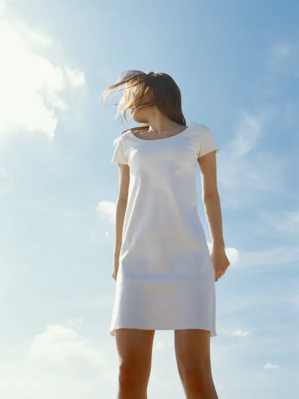 na_er_det_disse_fargene_som_gjelder_hvit_kjole_3.4