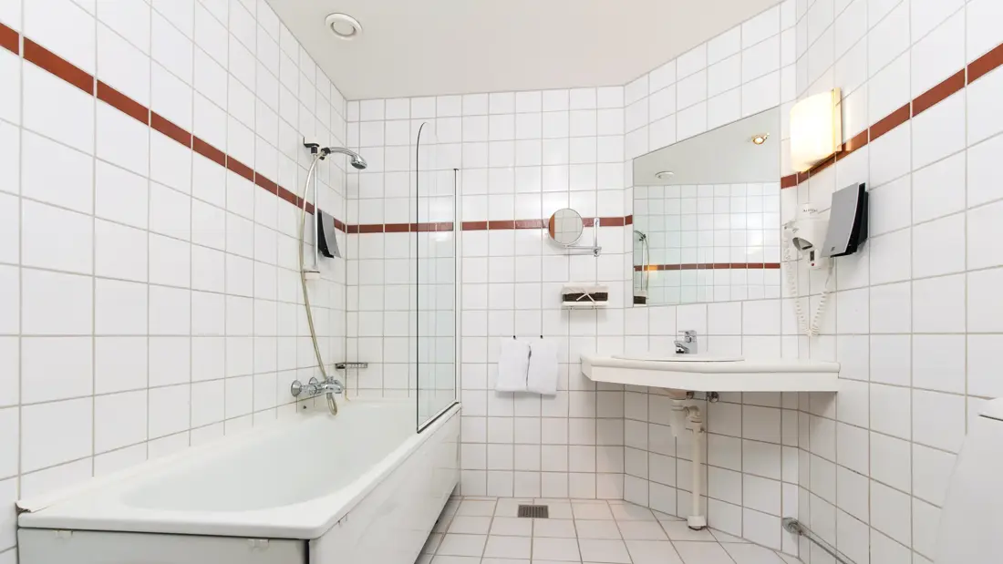 Rom med dobbeltseng, vindu, tv og skrivebord i Superior Room hos Thon Hotel Sandnes