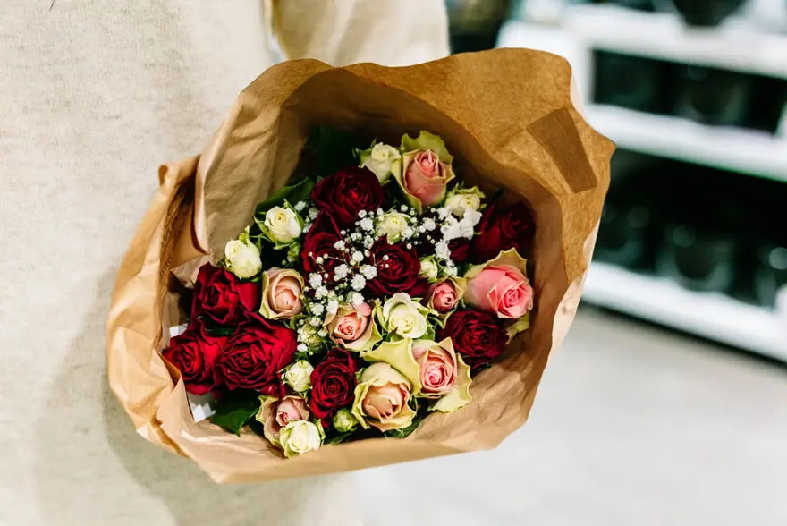 Roser som holdes av en dame