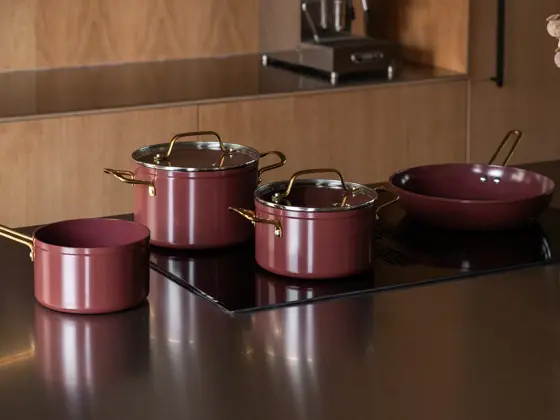 Gryter, kasserolle og stekepanne i burgunderrød farge.