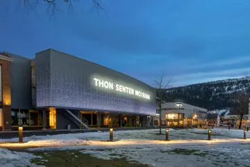 Fasadebilde av Thon Senter Mo i Rana, hovedinngang med logo.