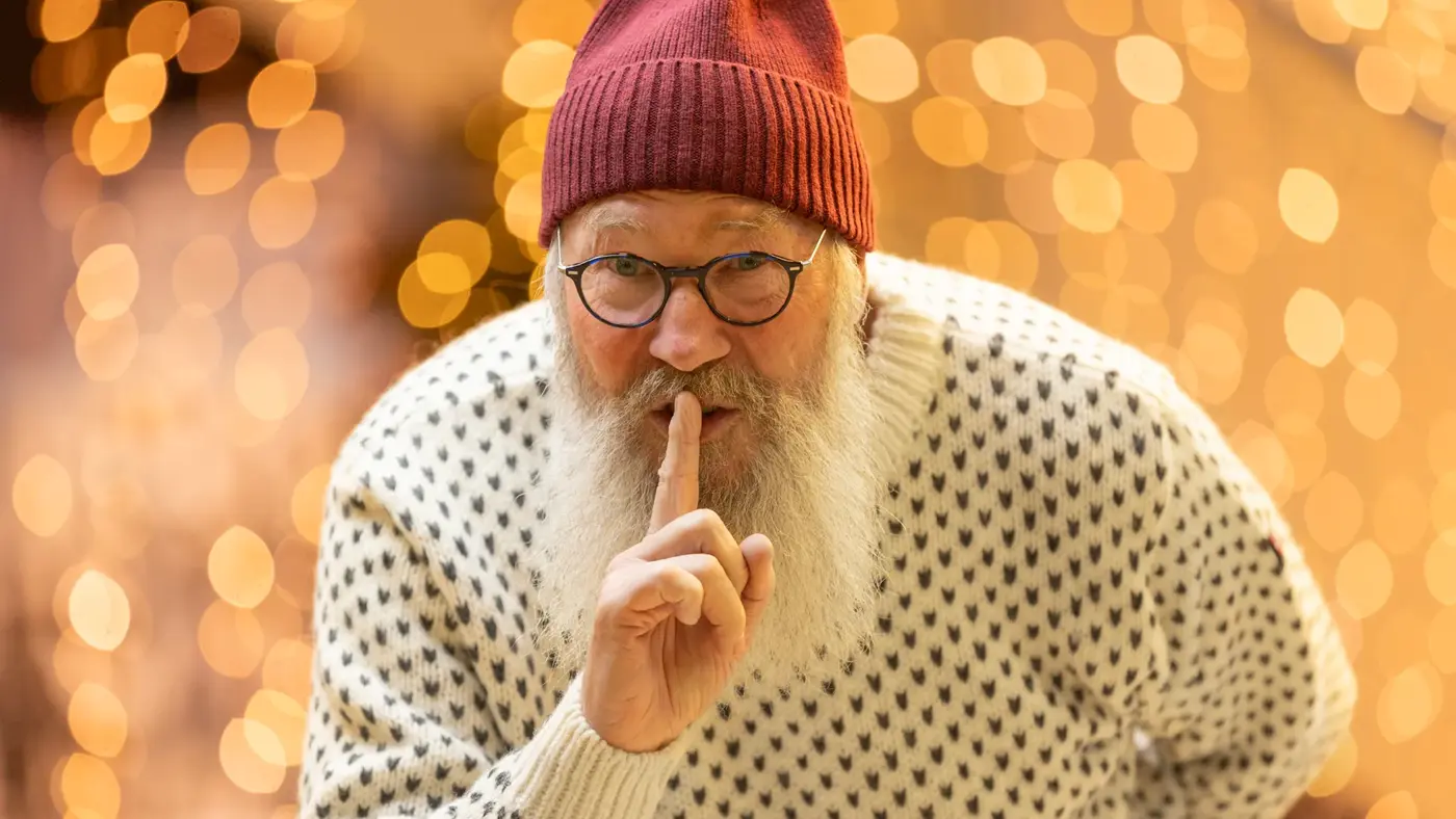 Nisse med gyldent lys i bakgrunnen