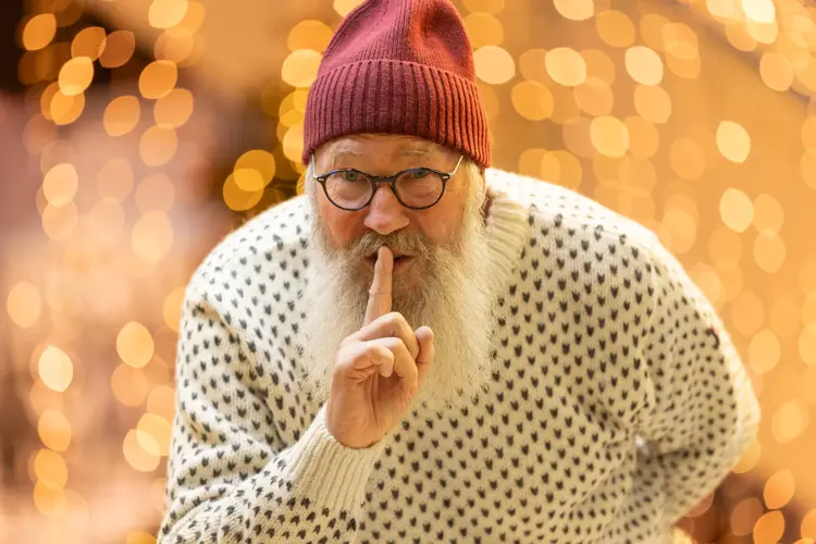 Nisse med gyldent lys i bakgrunnen