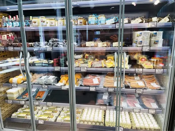 bilde fra kjøledisken med masse digg i fra bakst og brygghuset på åsane storsenter