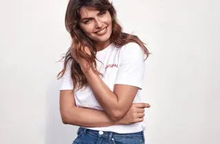 dame i hvit tshirt og jeans