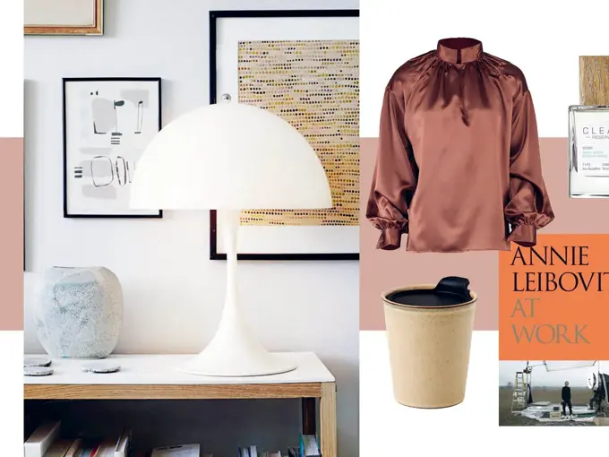 Hyllemed Panthella bordlampe, en vase og bilder på veggen i bakgrunnen. Sillkebluse, parfymeflaske, termokopp og bok.