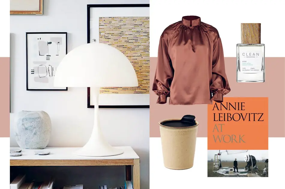 Hyllemed Panthella bordlampe, en vase og bilder på veggen i bakgrunnen. Sillkebluse, parfymeflaske, termokopp og bok.