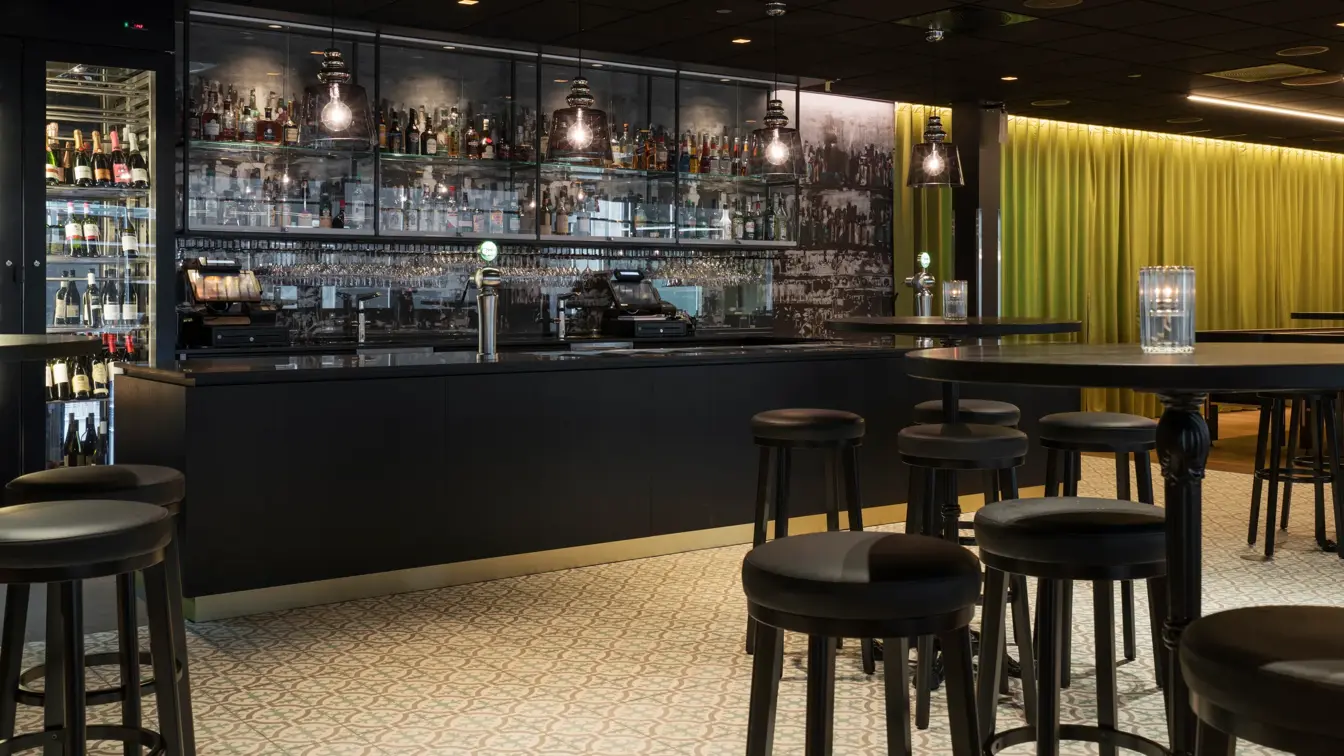 Barkrakker og ståbord foran bar på Thon Hotel Oslo Airport ved Gardermoen