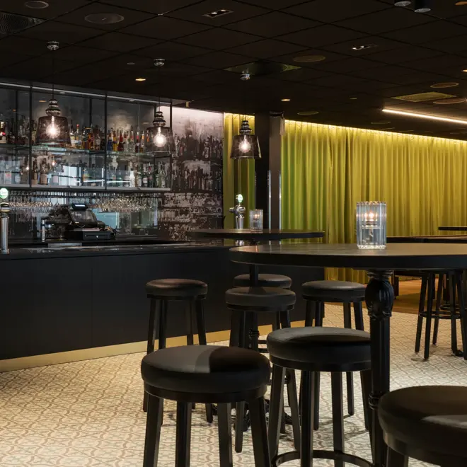 Barkrakker og ståbord foran bar på Thon Hotel Oslo Airport ved Gardermoen