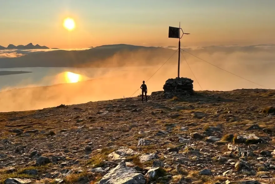 Midnight sun at Fløya.jpg