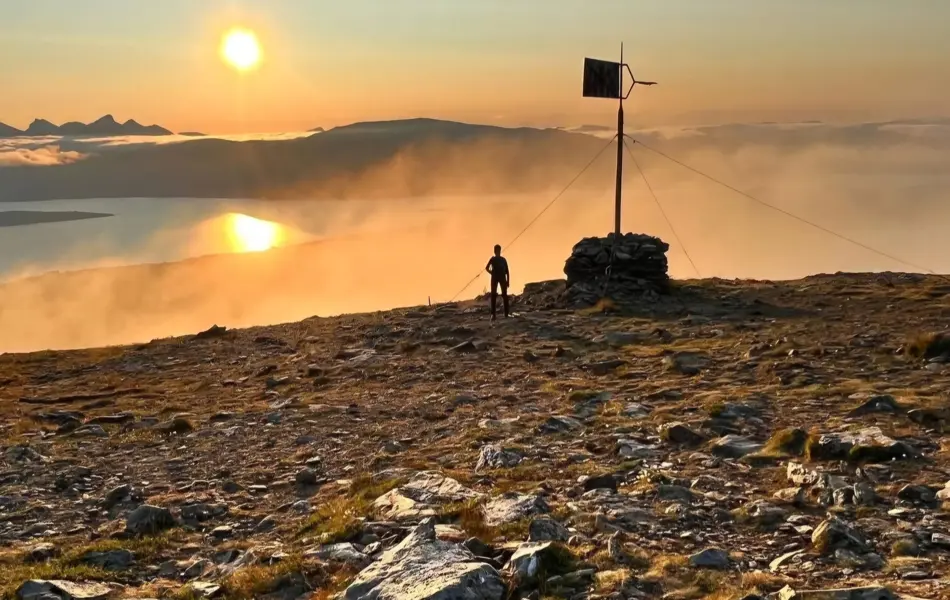 Midnight sun at Fløya.jpg