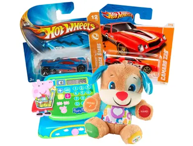 To Hot Wheels-biler, Peppa Gris-kasseapparat og en myk bamse med læringsknapper.