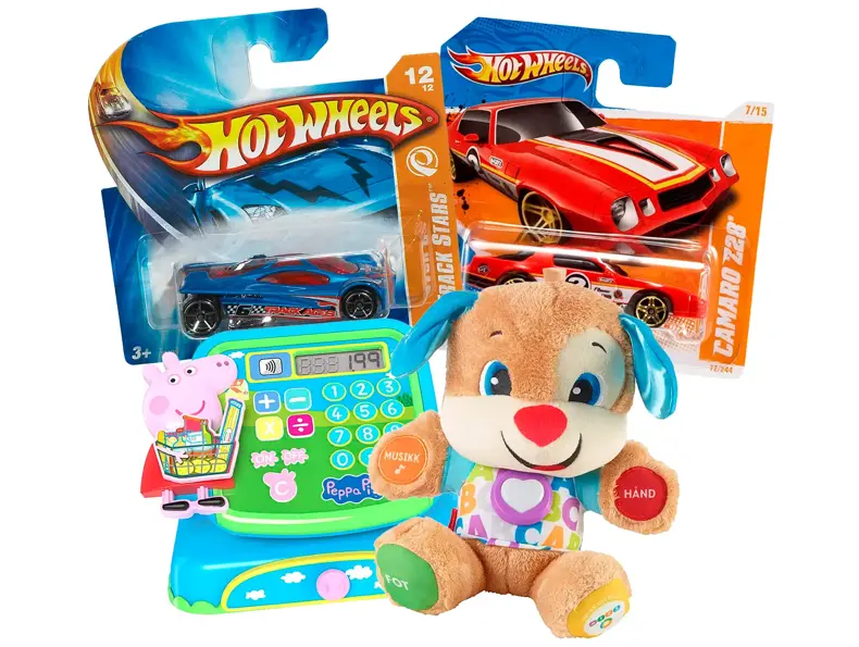 To Hot Wheels-biler, Peppa Gris-kasseapparat og en myk bamse med læringsknapper.