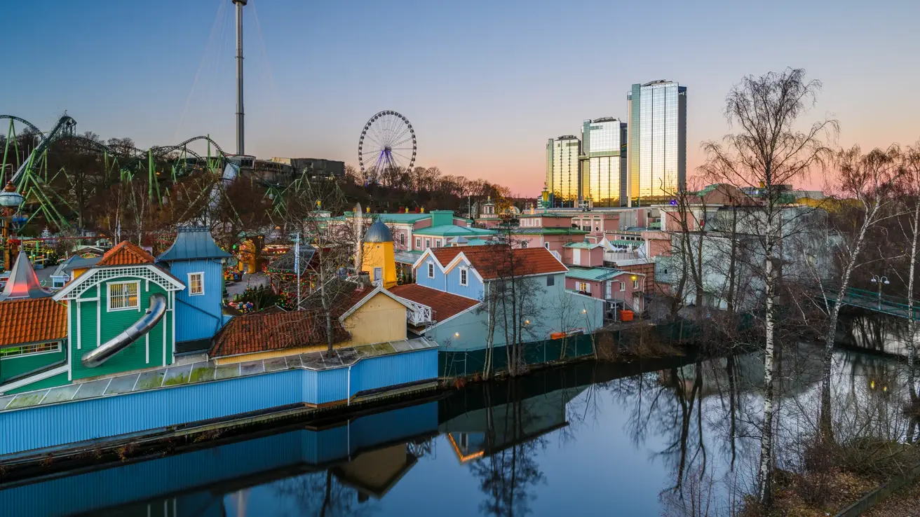 Gøteborg i skumring. I bakgrunnen ses utsiktstårn og pariserhjulet hos Liseberg.