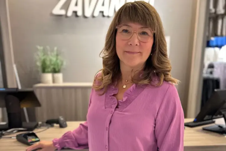 Her ser du Gry Anita i den populære Olise blusen.