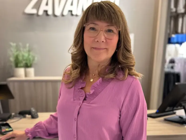 Dame kledd i rosa bluse fra Zavanna